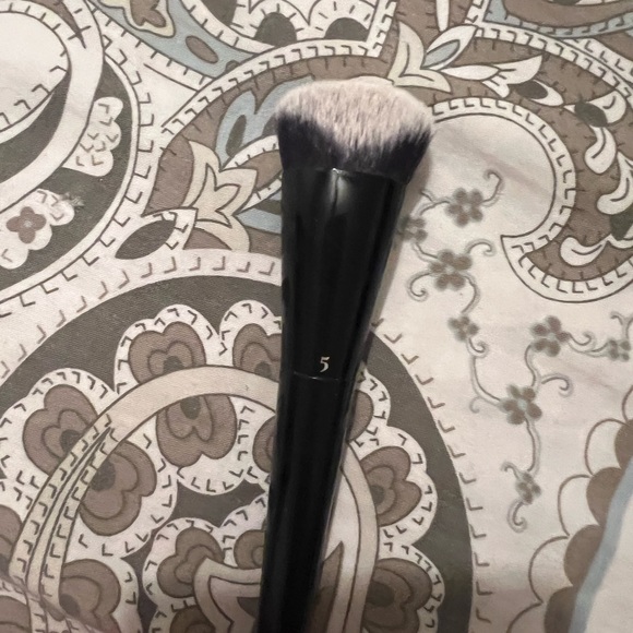 Kat Von D #  5 edge cream contour brush - Picture 2 of 3
